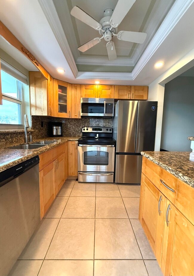 Building Photo - 651 Pine Dr