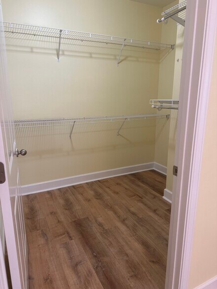 Building Photo - 4844 Bevendean Dr