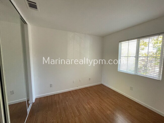 Building Photo - 5 Bedroom 2.5 Bath Two Story House