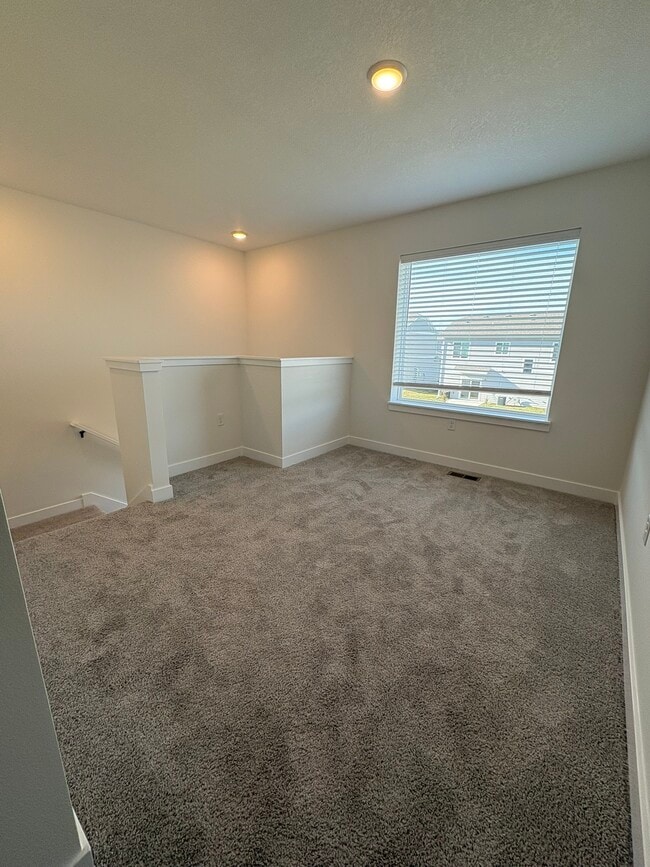 Building Photo - 230 Nw Waverly Dr