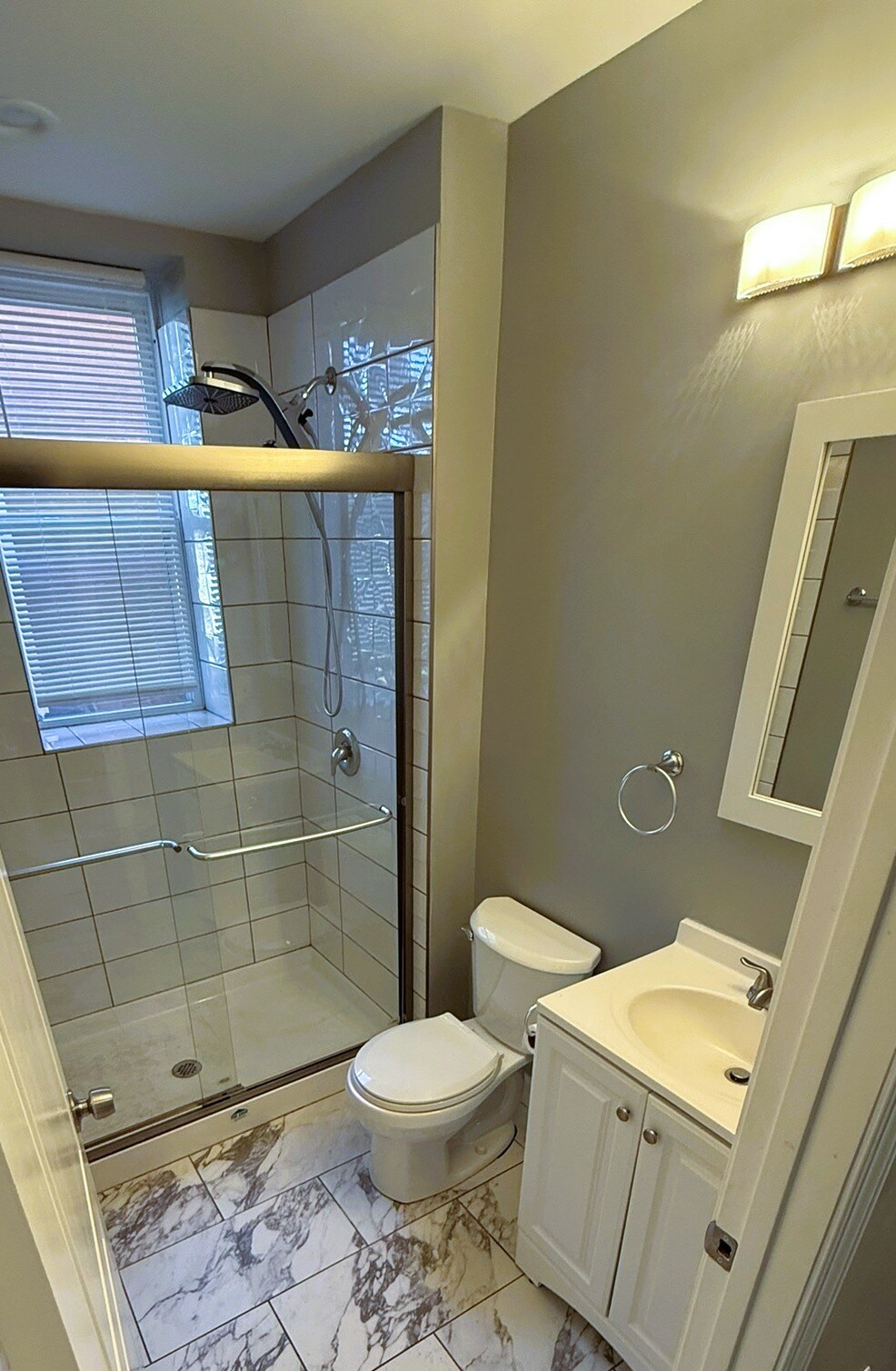 Building Photo - 5011 Devonshire Ave