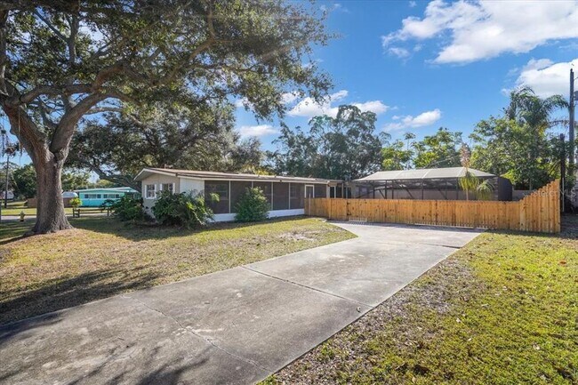 Building Photo - 1452 S Evergreen Ave