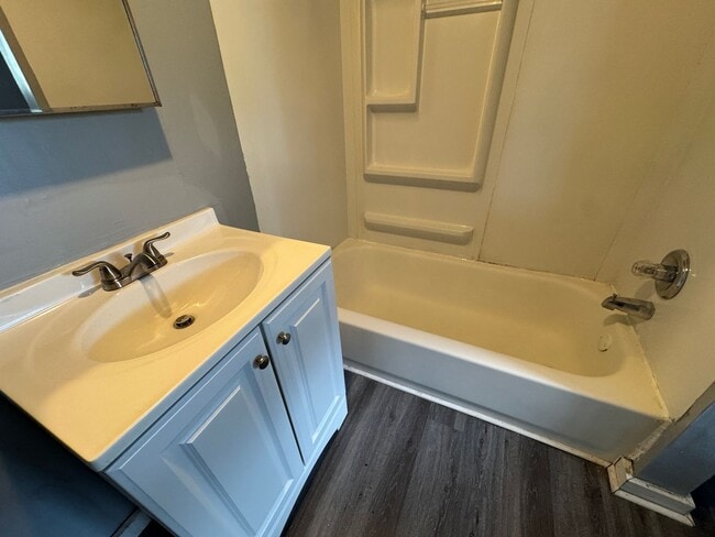 Building Photo - Fountain Square 2 Bed 1 Bath with large backyard.