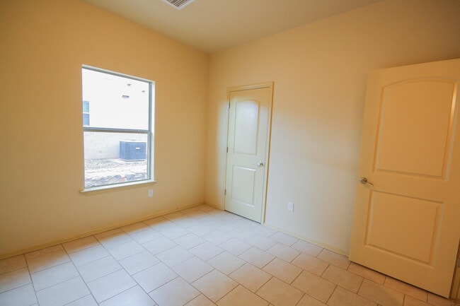 Building Photo - 5806 Redstone Rim Dr