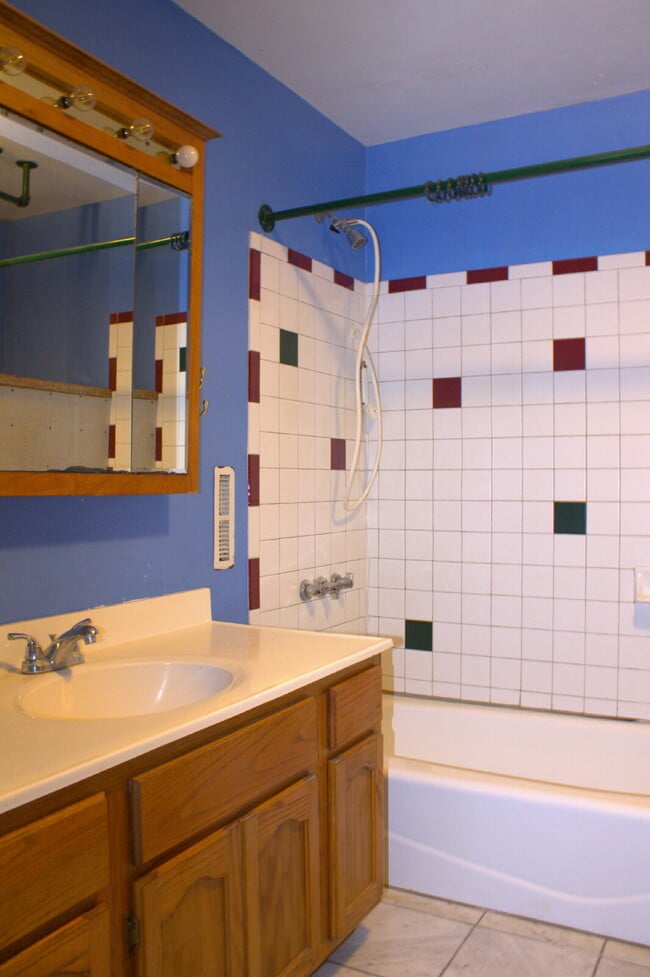 Building Photo - "Charming 2-Bed Retreat with Hardwood Elegance in Scenic Marshall, NC"