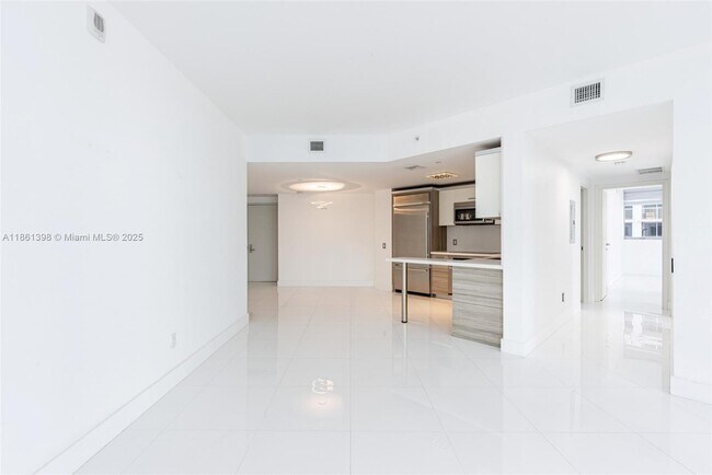 Building Photo - 1300 Brickell Bay Dr