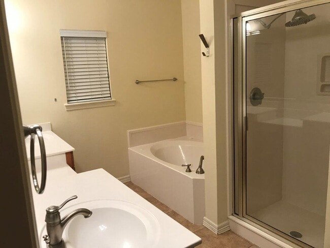 Building Photo - 2507 S Greens Way