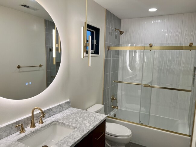 Building Photo - 753 Oak St