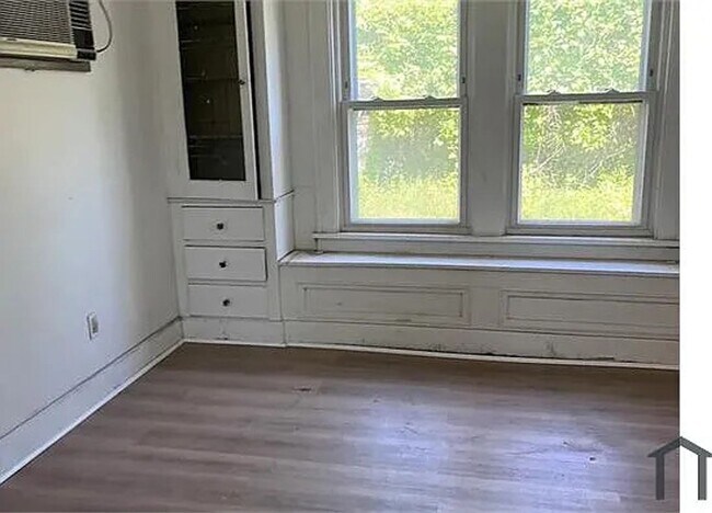 Building Photo - Spacious 3-bedroom, 1-bath Home