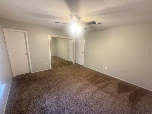 Building Photo - 2222 Riverford Dr