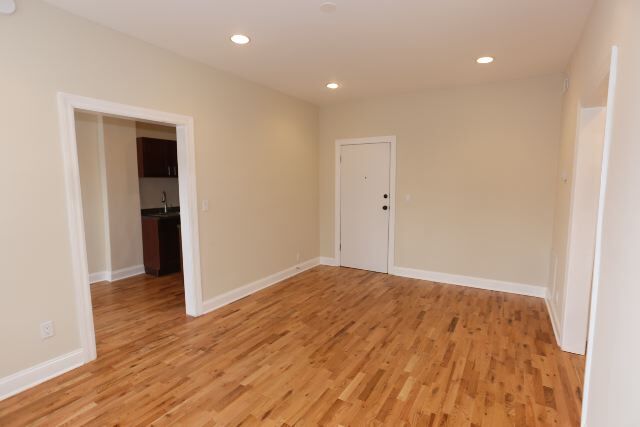 Building Photo - 2226 W Wilson Ave