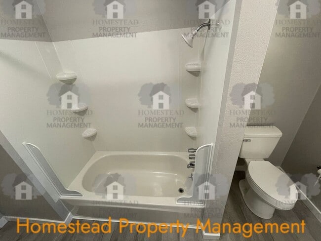 Building Photo - Hard to find 3 bedroom 2, bathroom.