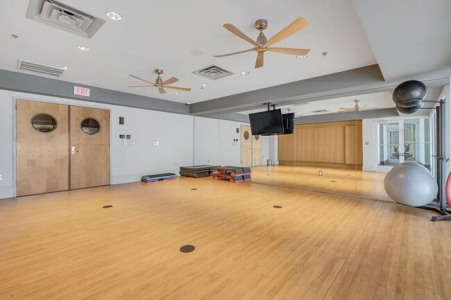 Building Photo - Awesome 1BE/1BA Condo in the Gulch w/2-res...