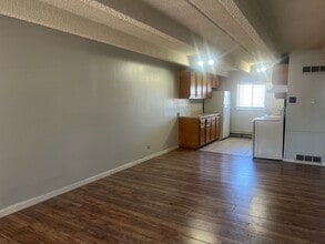 Building Photo - 1 bedroom condo in Yosemite Court Condominiums! Available Now!