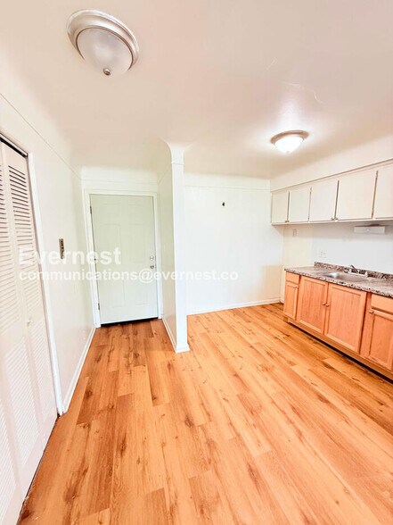 Building Photo - 15601 Schoolcraft Rd