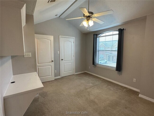 Building Photo - 1000 Spring Loop