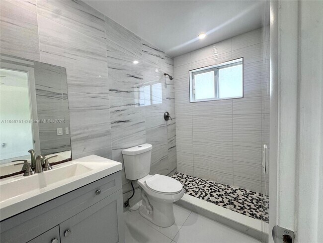 Building Photo - 250 Beacom Blvd