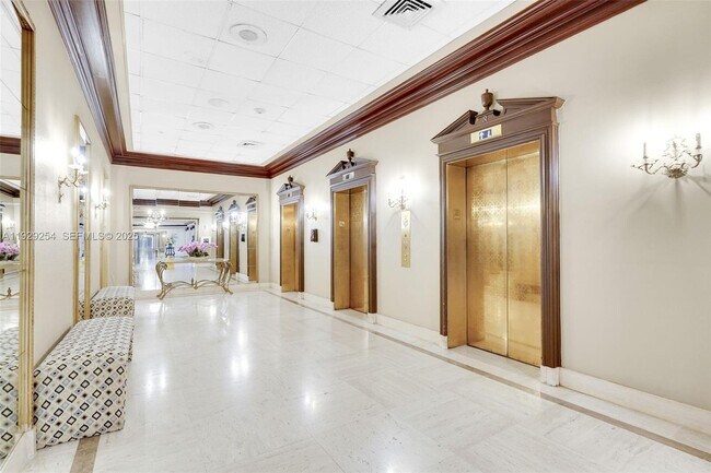 Building Photo - 2030 S Ocean Dr