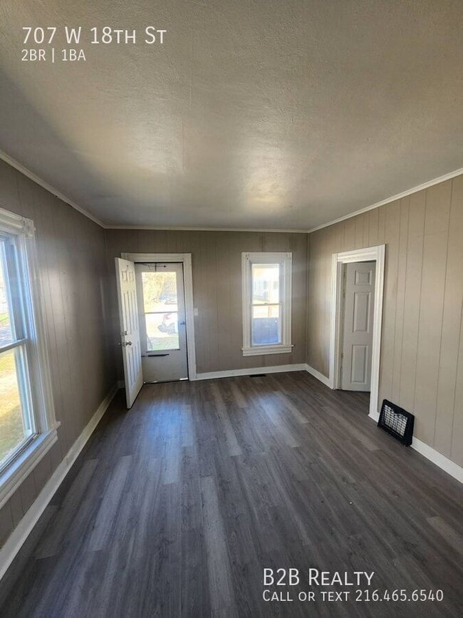 Building Photo - 707 W 18th St