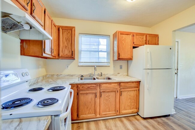 Building Photo - 3 Bedroom 1 Bathroom