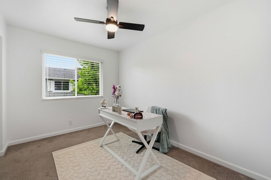 Building Photo - 2561 Fountainhead Dr