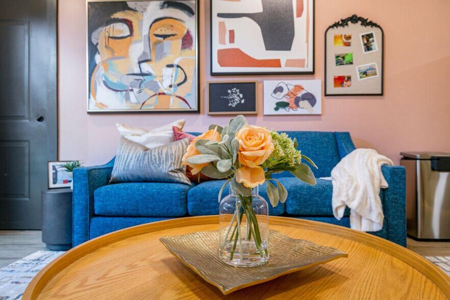 Building Photo - 611 Commerce St