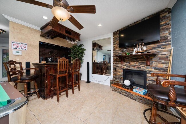 Building Photo - 1265 E Fowler Dr
