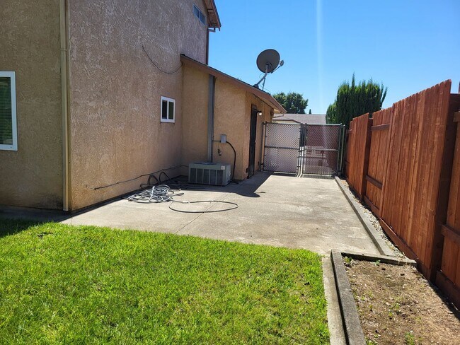 Building Photo - 125 Serpentine Dr