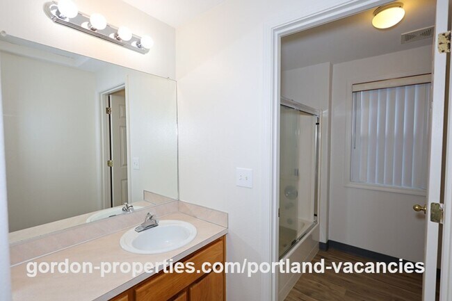 Building Photo - SE 73rd Ave - 3 bedroom townhouse in Mt Scott-Arleta neighborhood