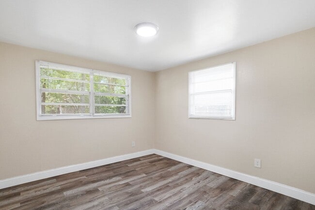 Building Photo - Spacious 4bdrm/1bath House ** $1,995.00 **...