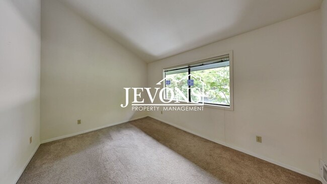 Building Photo - Top-floor 2-level condo with brand-new kit...