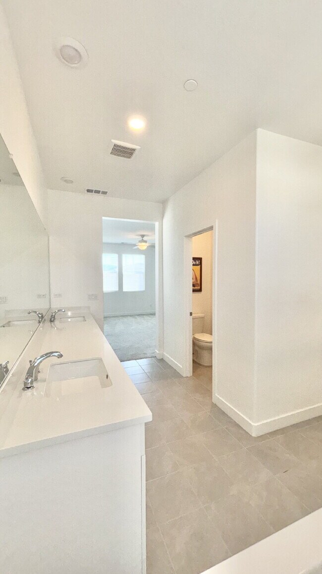 Building Photo - 4 Bedrooms Available University Park
