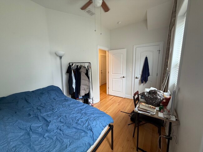 Building Photo - 846 N Hermitage Ave