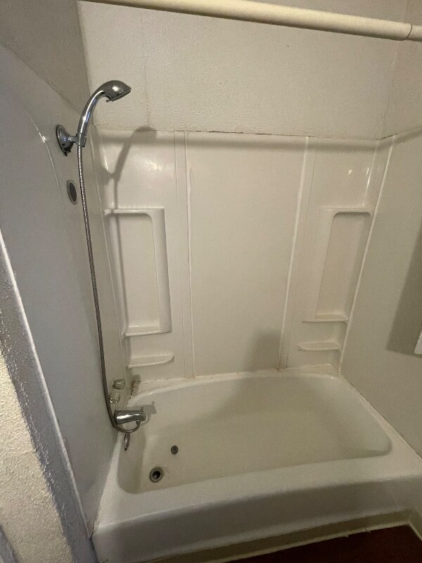 Building Photo - 620 Lincoln Way W