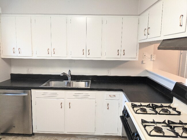 Building Photo - 1506 Kilbourn St