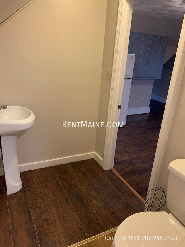 Building Photo - 204 Maple St