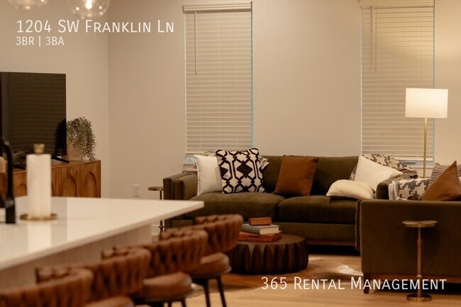 Building Photo - 1204 SW Franklin Dr