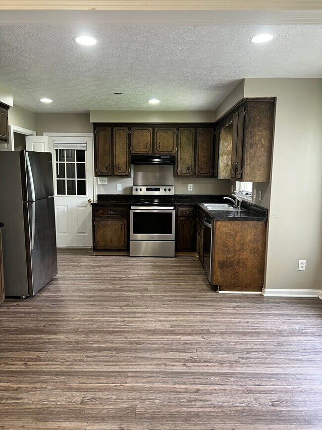 Building Photo - 3 Bedroom Home close to I24