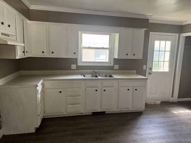 Building Photo - 2 Bedroom | 1 bath - Remodeled Unit Locate...