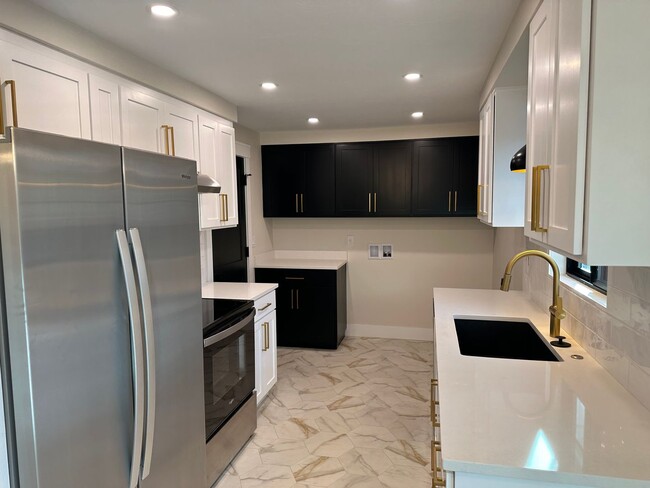 Building Photo - Luxury 2 bedroom 1 bath duplex in a great neighborhood!