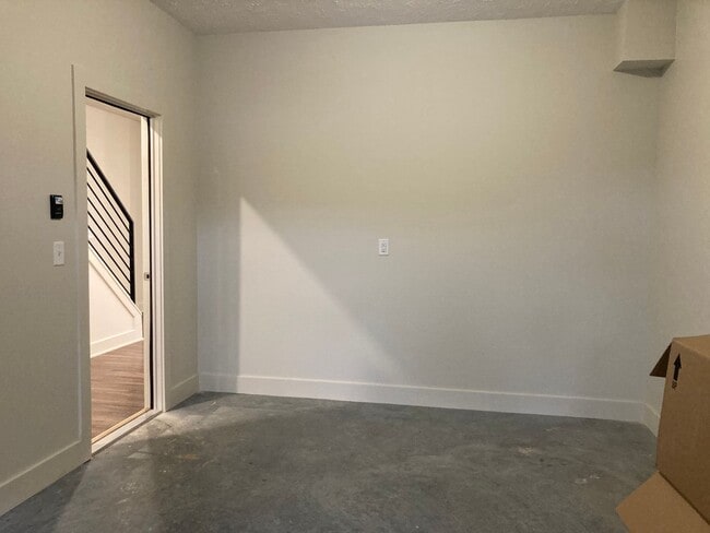 Building Photo - **LESS THAN 10 miles to Fort Knox**