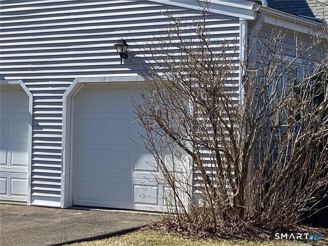 Building Photo - 560 Silver Sands Rd