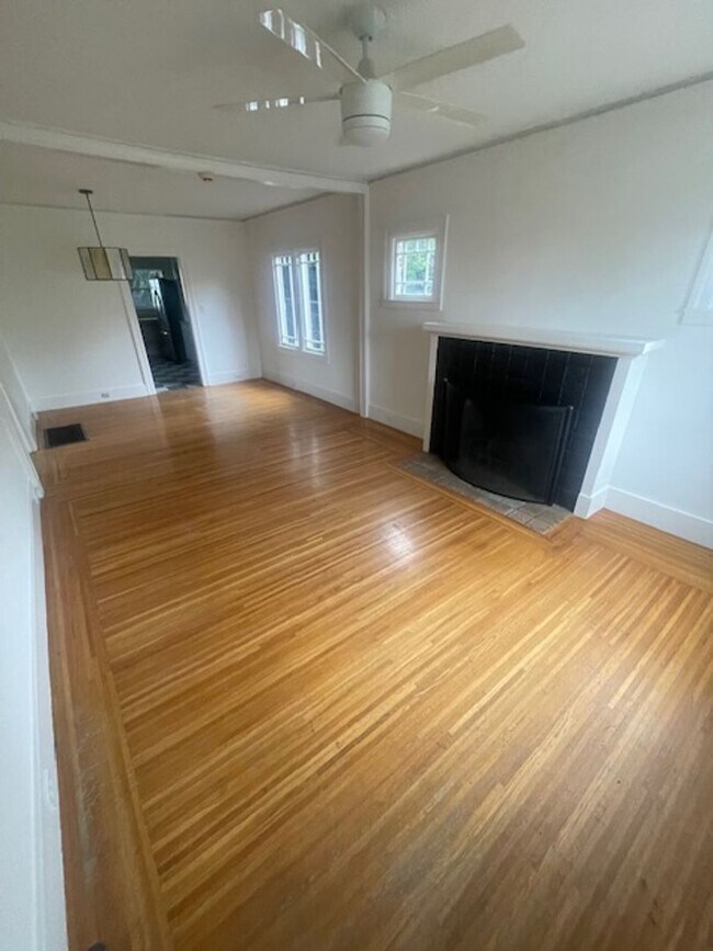 Building Photo - Great House in Oakland! 2 Beds, 1 Bath