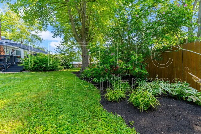 Building Photo - 12100 Maplewood Rd