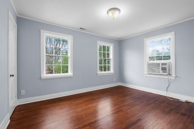 Building Photo - Fantastic 2 Bed, 1 Bath.  Walk to MTSU! Ut...