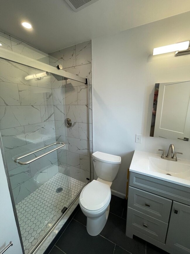 Building Photo - Luxury Penthouse with covered parking