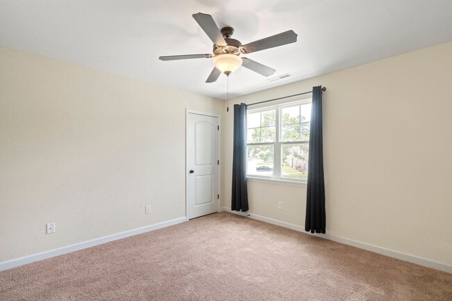 Building Photo - 2 Bedroom, 2.5 Bath End Unit Townhouse loc...