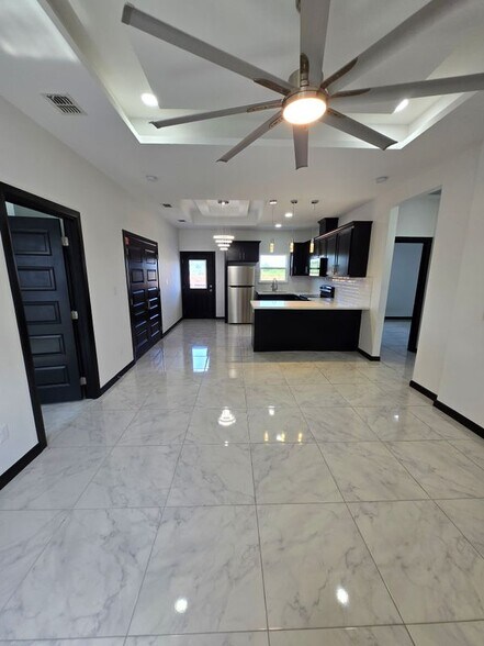 Building Photo - 1024 N Blair Ave