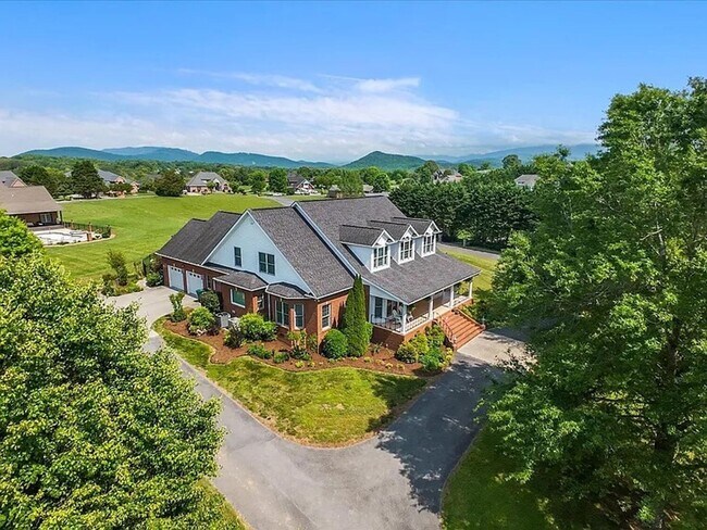 Building Photo - Luxury & Convenience!!