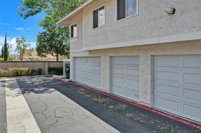 Building Photo - Large 3 Bdrm 2 Ba Condo w/ 2 Car Garage Fo...